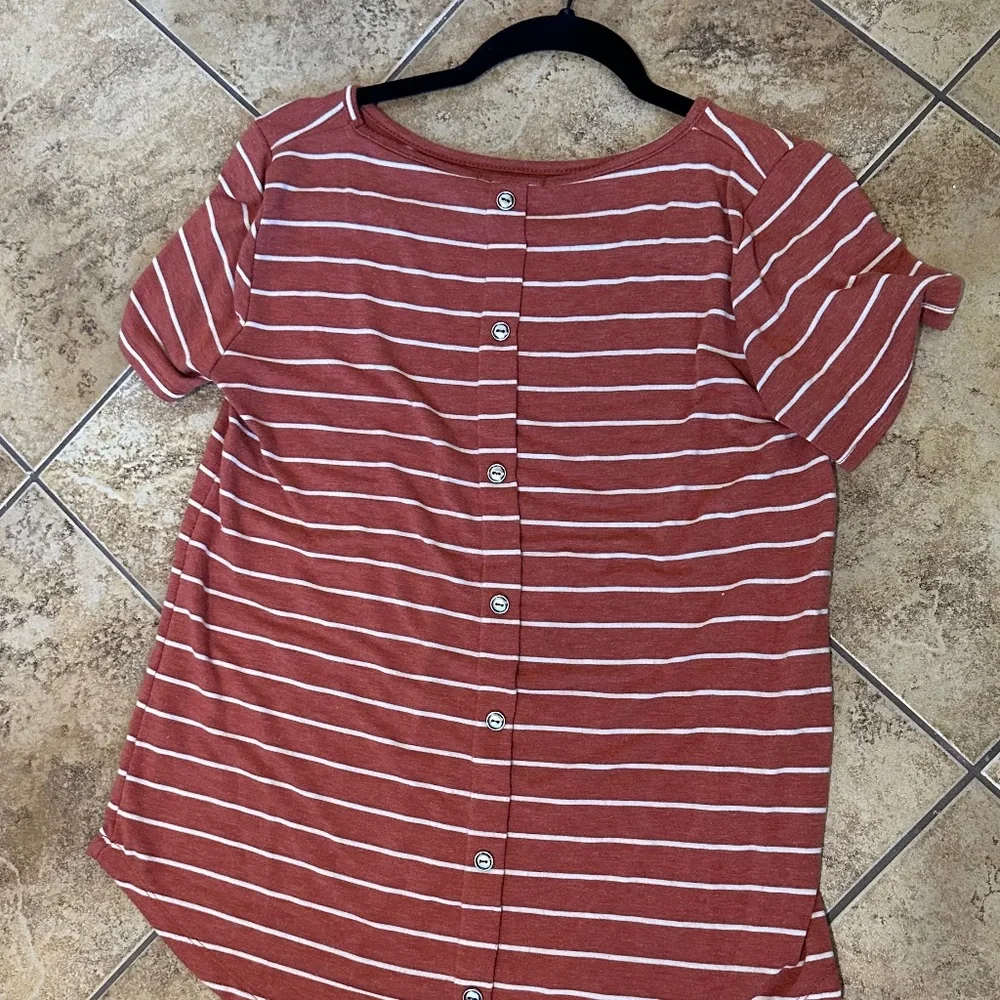 Rust Button Back T - Picture 1 of 2